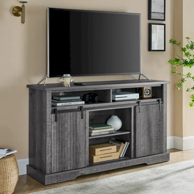 Meuble TV rustique avec porte coulissante de style grange, étagères de rangement supérieures et inférieures et étagères réglables pour salon