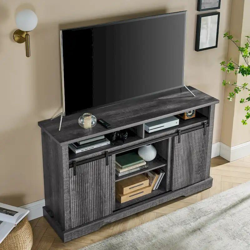 Meuble TV rustique avec porte coulissante de style grange, étagères de rangement supérieures et inférieures et étagères réglables pour salon