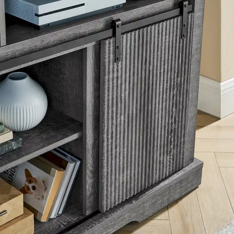 Meuble TV rustique avec porte coulissante de style grange, étagères de rangement supérieures et inférieures et étagères réglables pour salon