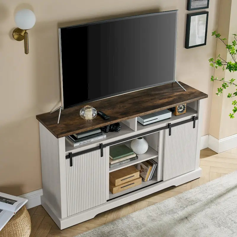 Meuble TV rustique avec porte coulissante de style grange, étagères de rangement supérieures et inférieures et étagères réglables pour salon