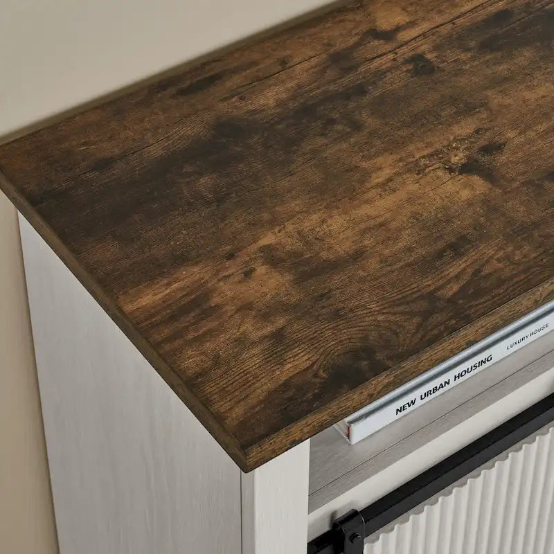 Meuble TV rustique avec porte coulissante de style grange, étagères de rangement supérieures et inférieures et étagères réglables pour salon