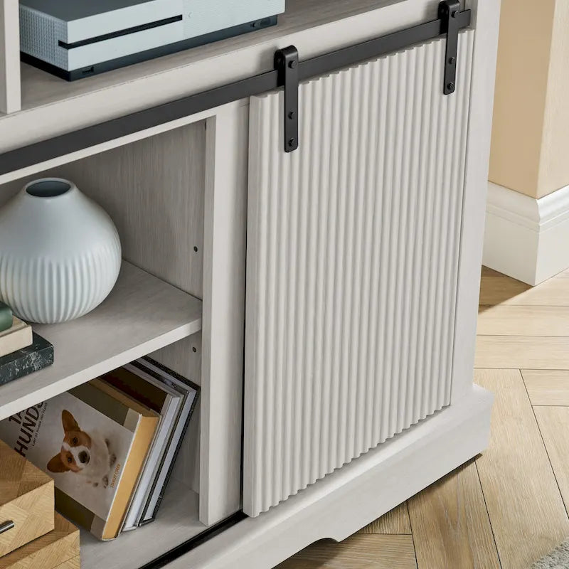 Meuble TV rustique avec porte coulissante de style grange, étagères de rangement supérieures et inférieures et étagères réglables pour salon