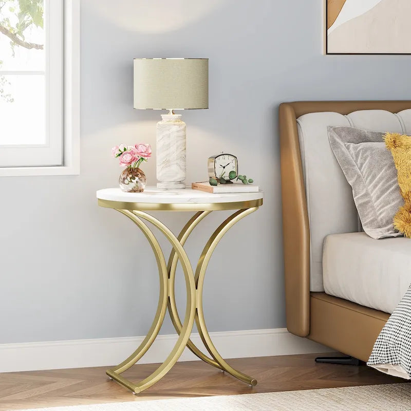 Petite table d'appoint ronde moderne, bout de canapé ou table de chevet avec structure en métal doré et plateau en bois d'ingénierie aspect marbre pour salon