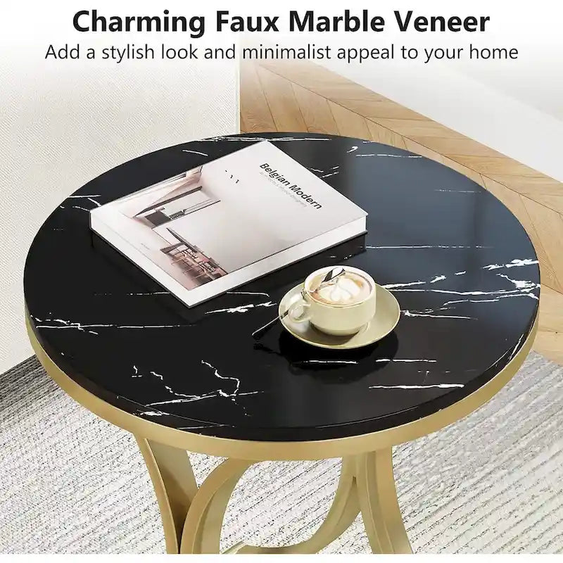 Petite table d'appoint ronde moderne, bout de canapé ou table de chevet avec structure en métal doré et plateau en bois d'ingénierie aspect marbre pour salon