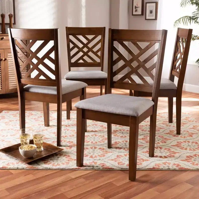 Ensemble de 4 chaises de salle à manger en bois Caron avec rembourrage en mousse et dossier découpé - Baxton Studio