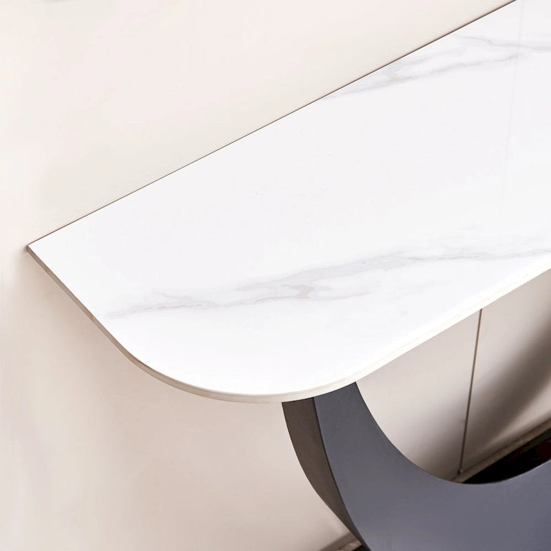 Console moderne, design aux formes raffinées, structure en métal avec patins réglables pour l’entrée