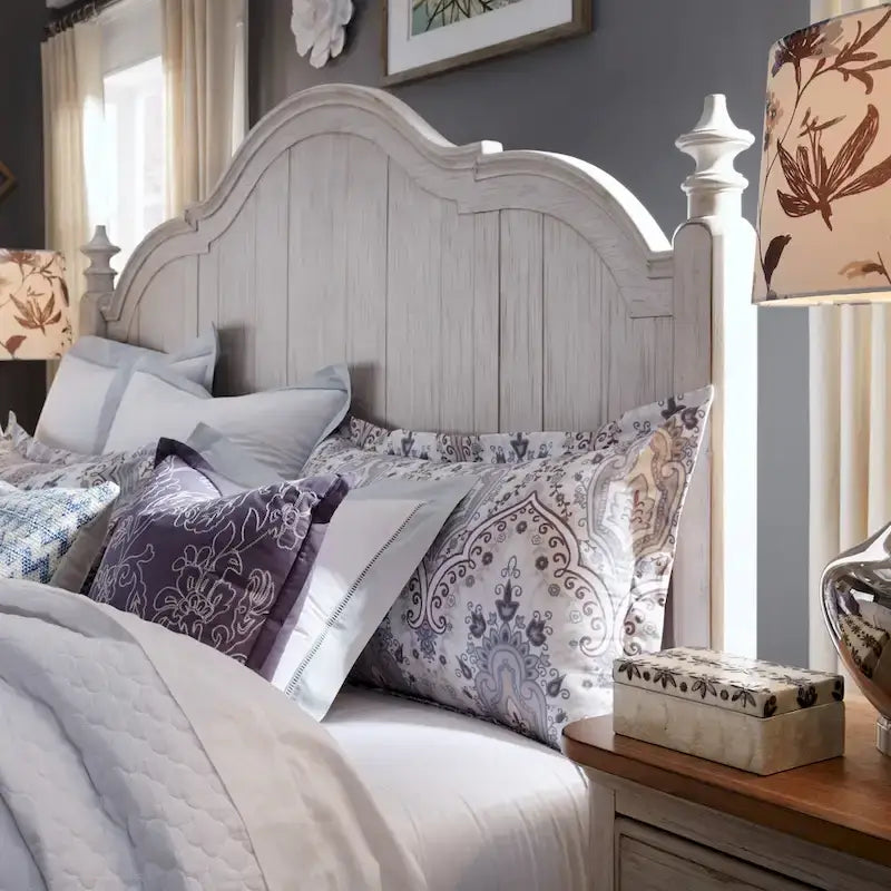 Lit à baldaquin Queen Farmhouse Cottage – Blanc antique avec dessus couleur châtaignier